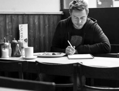 Αυτός είναι ο 21χρονος που έγινε πλούσιος μέσα σε 5 μήνες πουλώντας... pixel (φωτο)